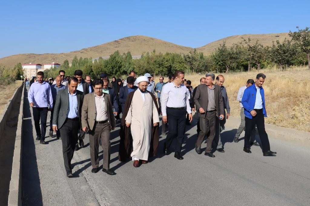 پیاده‌روی خانوادگی کارکنان دانشگاه علوم پزشکی اراک با ادای احترام به شهدای گمنام برگزار شد